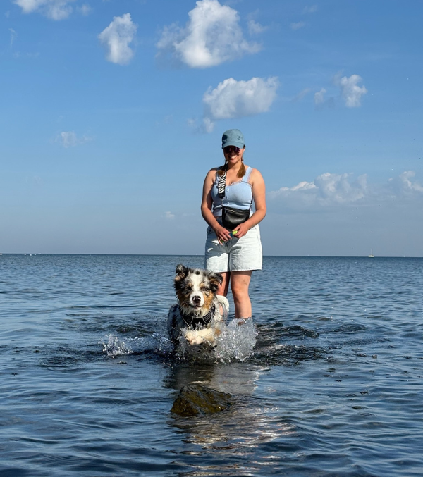 Hund mit Frau im See © E. Le Cocq