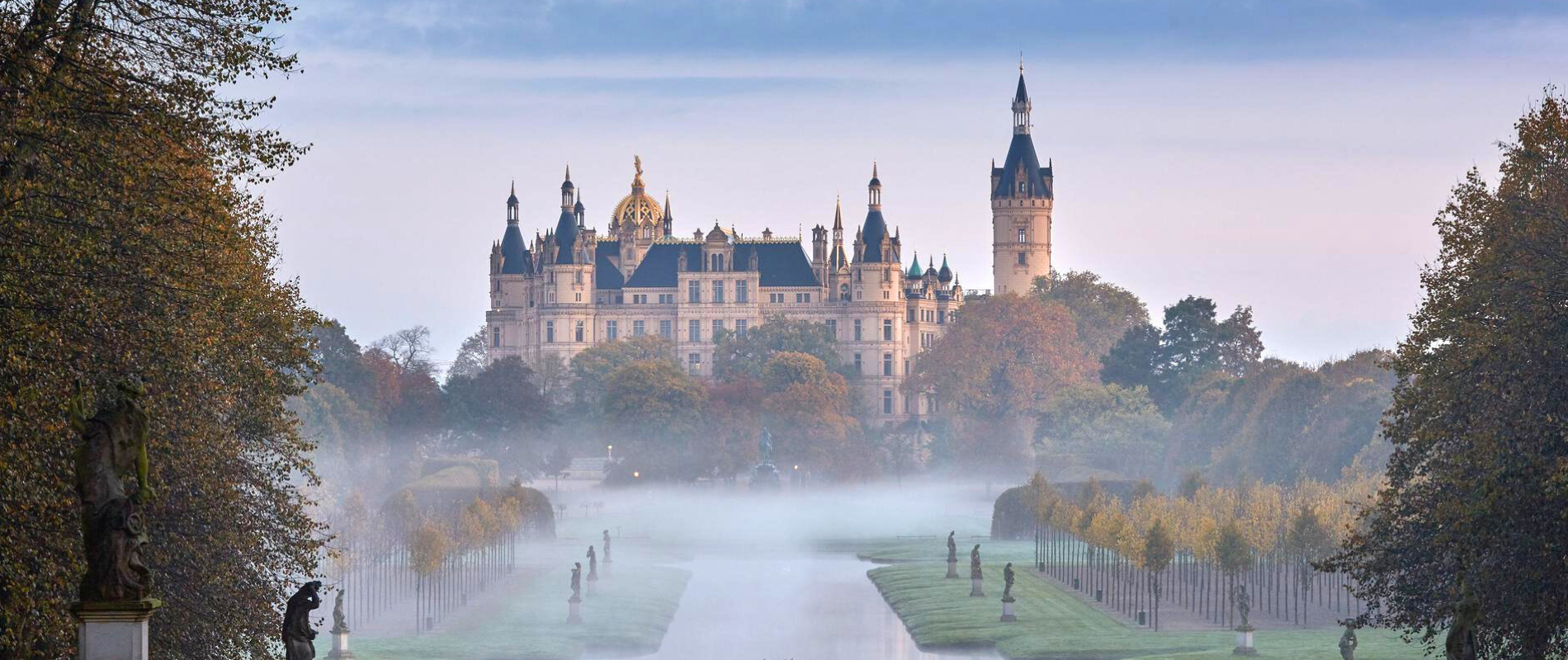 Schweriner Schloss im Nebel