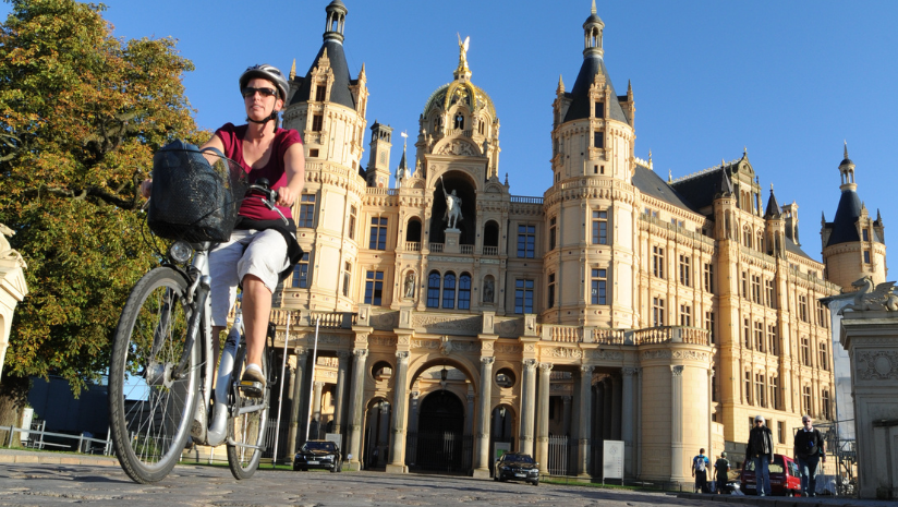 Schloss Schwerin und Radfahrerin