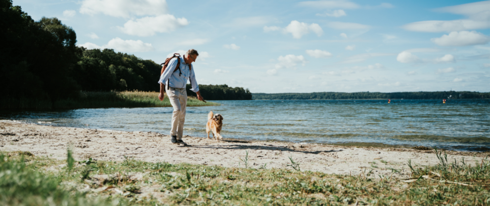 Mann mit Hund am See © 1000seen.de