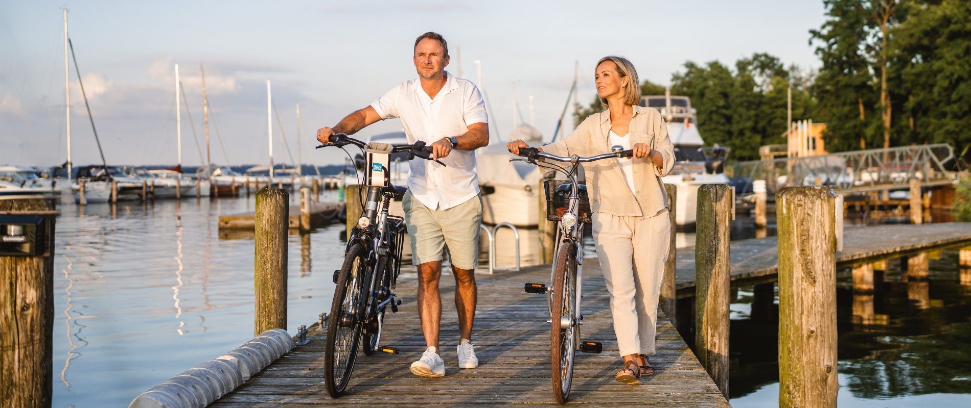 Radfahrer auf einem Steg am Wasser