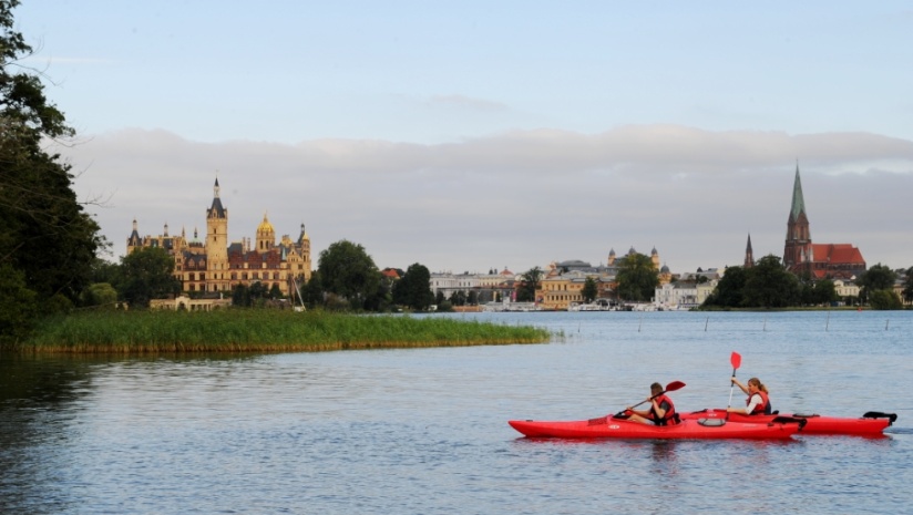 Paddler vor dem Schloss Schwerin