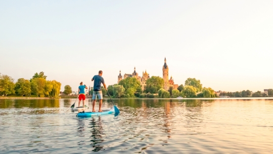 Stand Up Paddler vor dem Schloss Schwerin