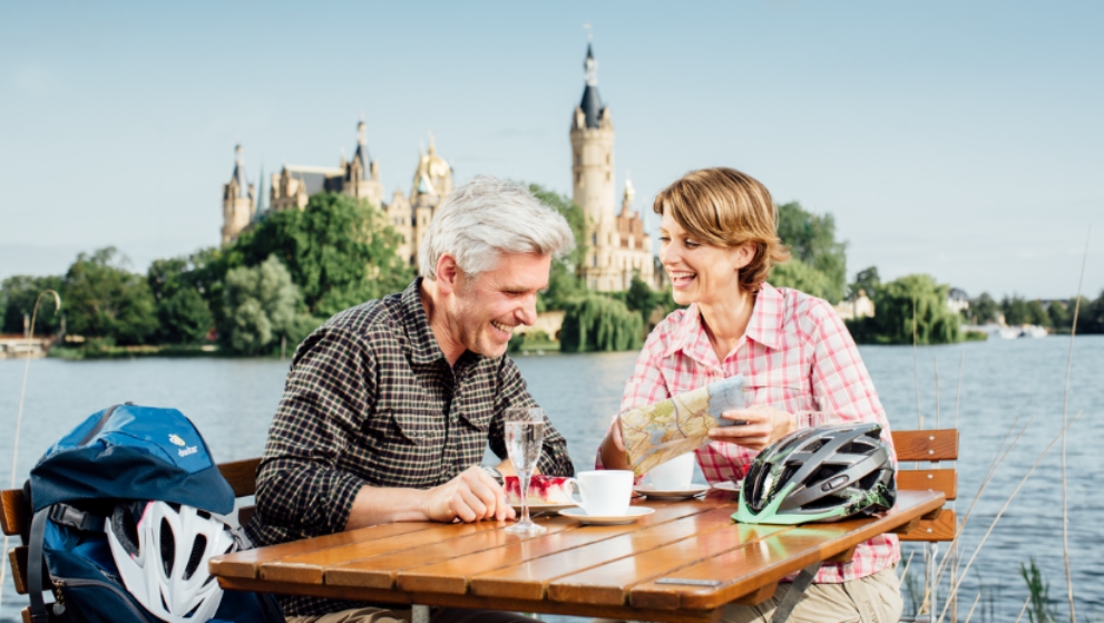 Kaffee und Kuchen mit dem Schloss und dem Schweriner See im Hintergrund