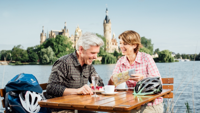 Kaffee und Kuchen mit dem Schloss und dem Schweriner See im Hintergrund