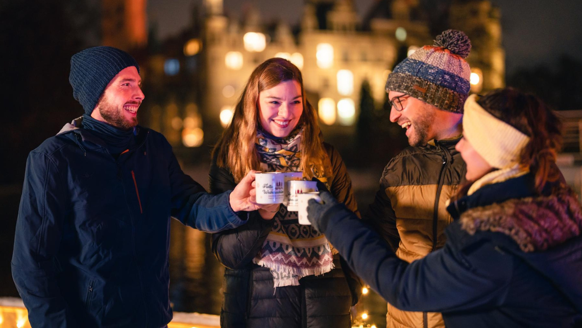 Pärchen stoßen mit Glühwein an