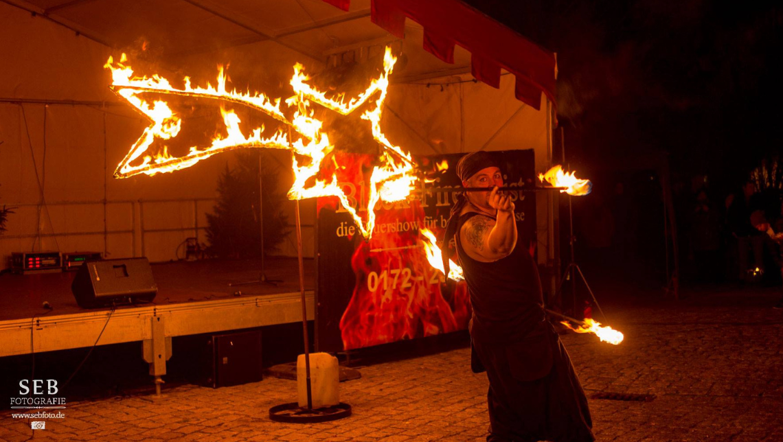 Feuershow auf dem Weihnachtsmarkt in Neustadt-Glewe