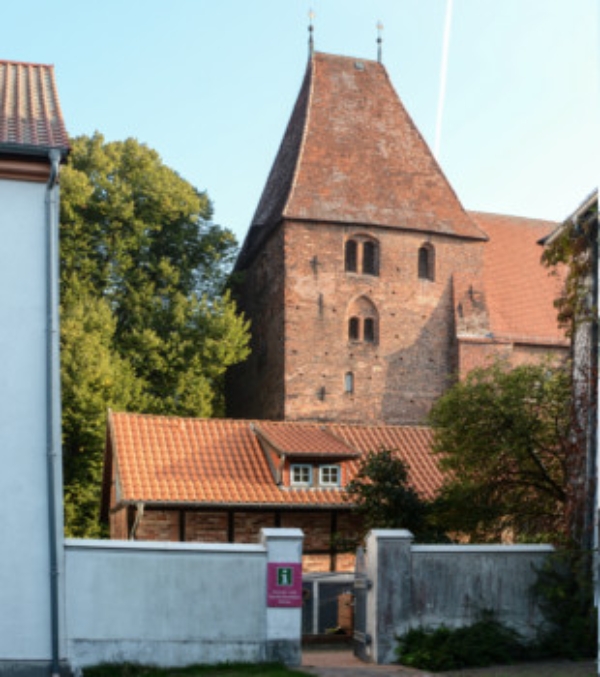Der Turm der Kirche und Klostergebäude von Rehna