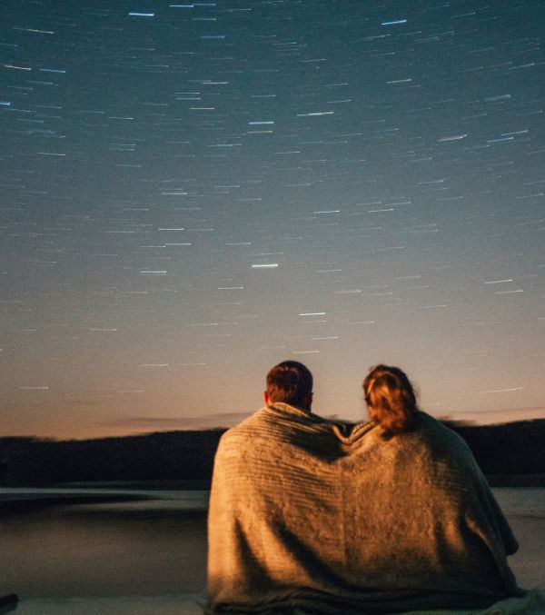 Paar beobachtet Sternenhimmel © MV-T/Gänsicke Paar beobachtet Sternenhimmel in der Mecklenburgischen Seenplatte