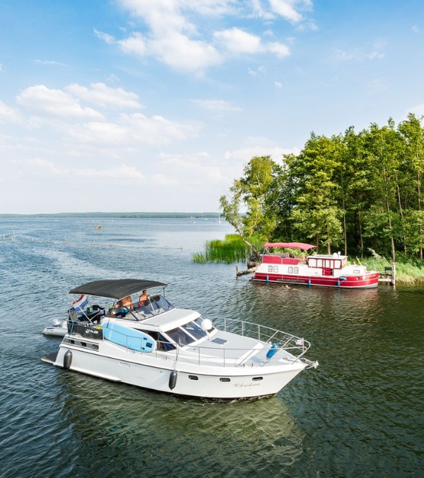 Boote an der Einfahrt der Elde